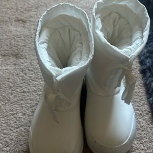 balenciaga alaska boots white low